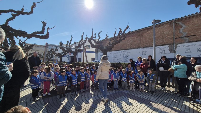 Els nens i les nenes d'Infantil de l'Escola Arnau Berenguer SORTIM A CANTAR