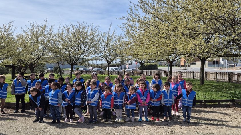 Els nens i les nenes d'Infantil de l'Escola Arnau Berenguer SORTIM A CANTAR A LA PRIMAVERA