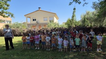 Els nens i les nenes d'Infantil de l'Escola Arnau Berenguer SORTIM A CANTAR