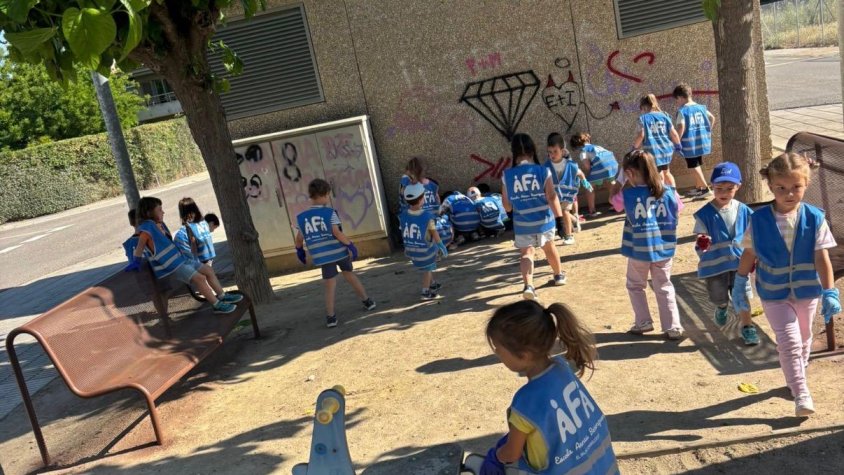 "Posem guapo El Palau": L'escola Arnau Berenguer surt al carrer per cuidar el poble
