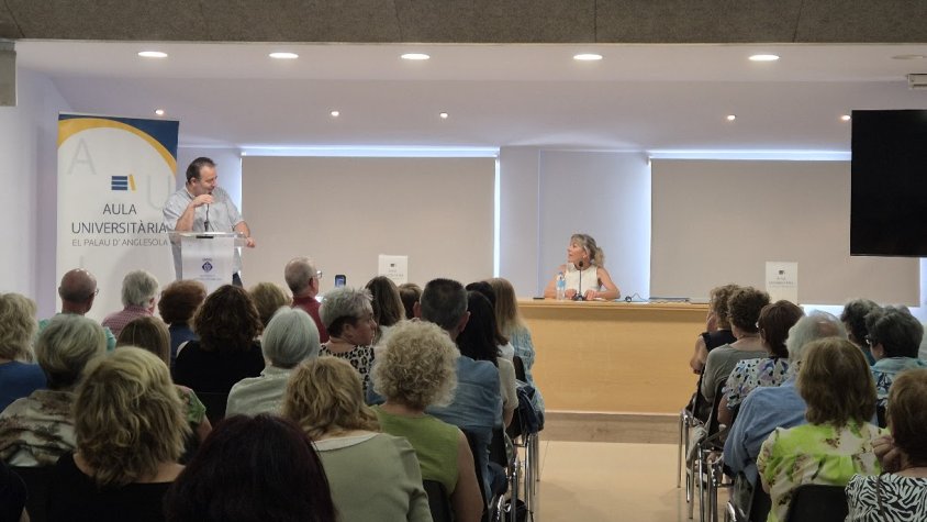 Mari Pau Huguet: "A la televisió i a la vida és molt important saber escoltar i mirar als ulls de qui et parla"